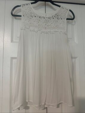 Max Edition White Lace V-Neck tank